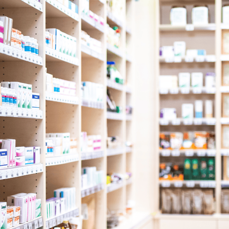 photo d'étagères dans une pharmacie
