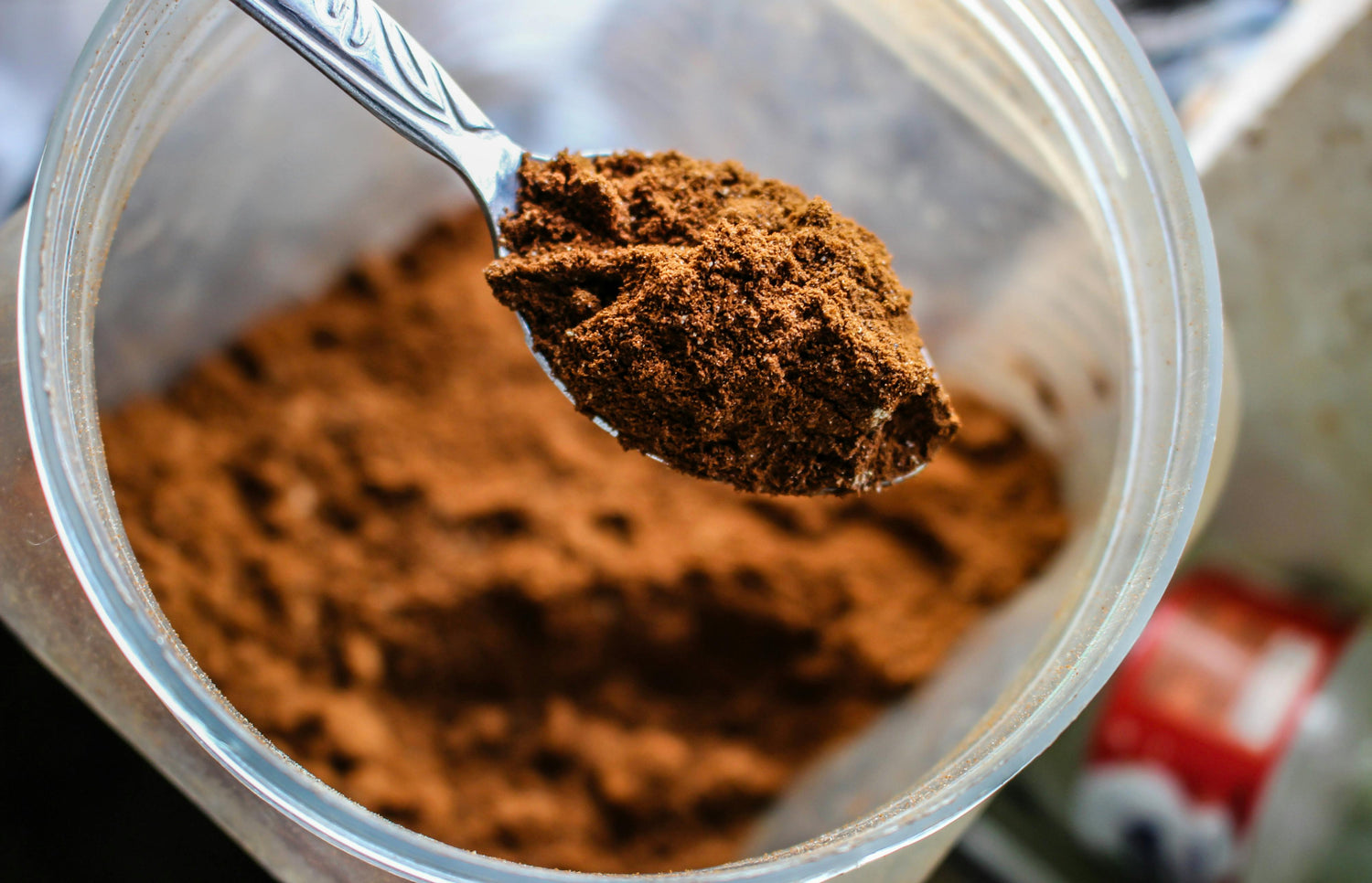 image de poudre de cacao brune dans une cuillère